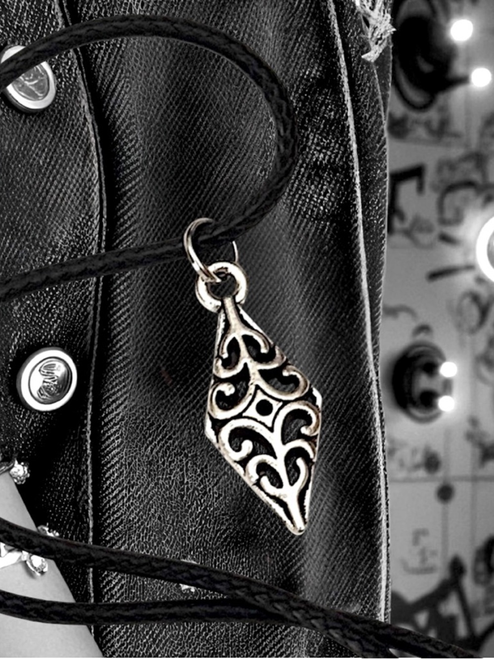 5 For $25💫Alternative Silver Filigree Diamond Shaped Pendant